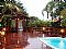 Piscina e gazebo com jacuzzi